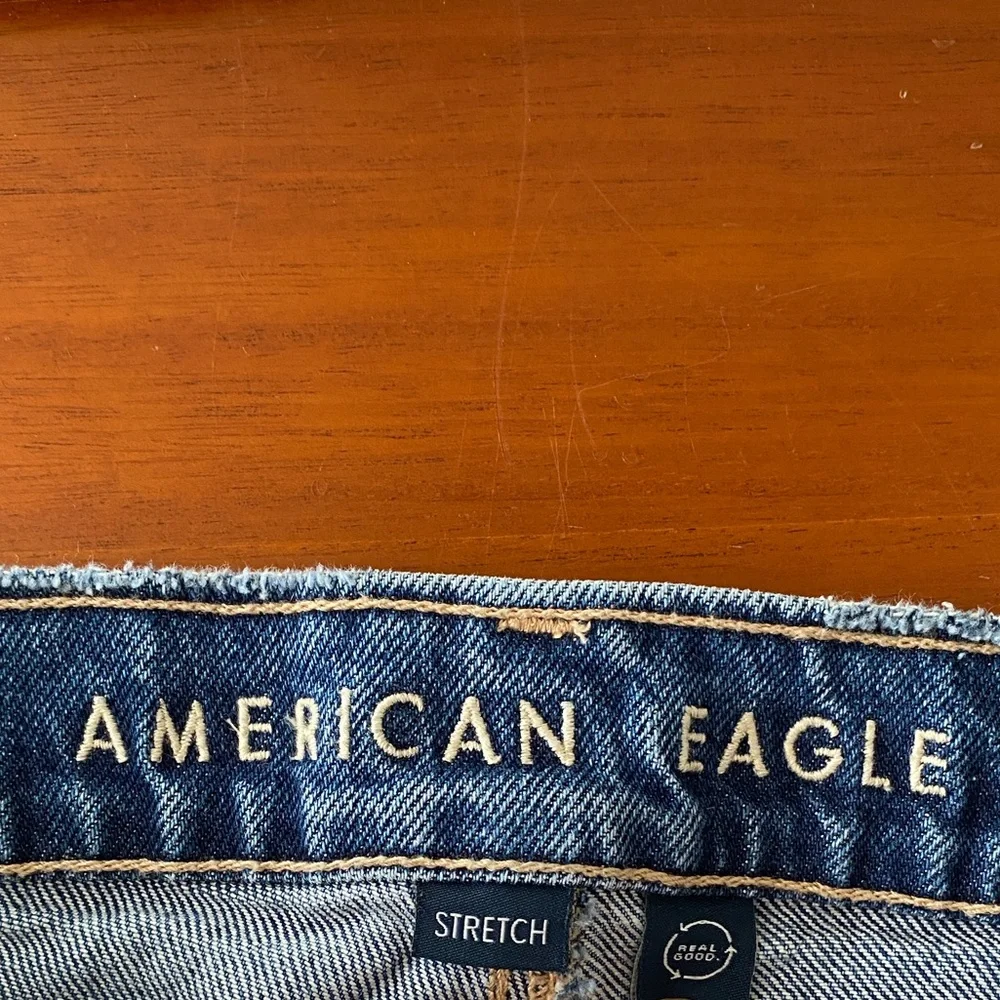 American Eagle | Medium-Wash Denim Super High-Rise Stretch Straight Jeans Sz 10 - Picture 9 of 16